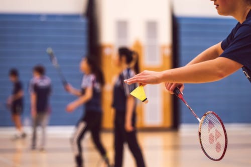 广州羽毛球小孩培训班报名(学羽毛球的可以增加抗压力)