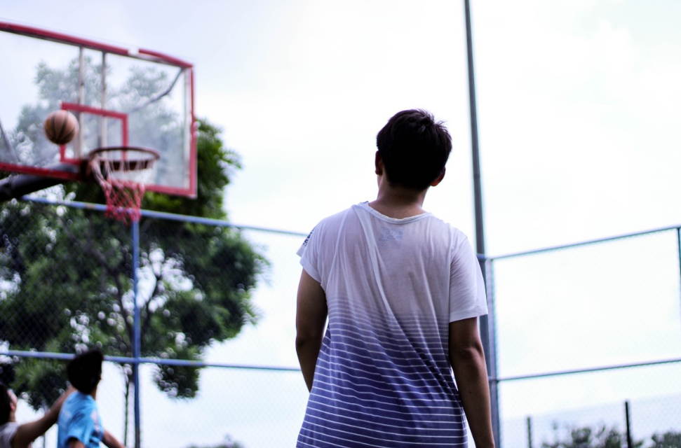 天津青少年篮球训练营班(让练篮球的好处)