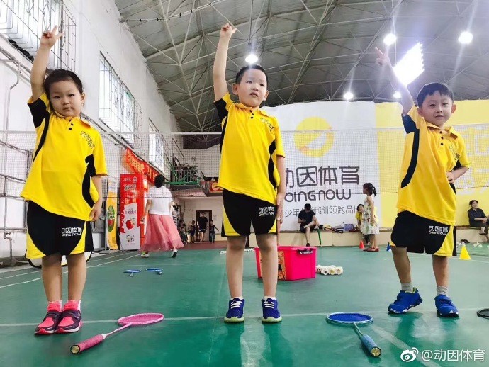 北京龙泽哪里有学少儿羽毛球的培训机构(儿童羽球运动服饰)