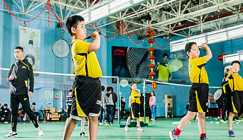 天津儿童羽毛球课程(学羽毛球的好处)