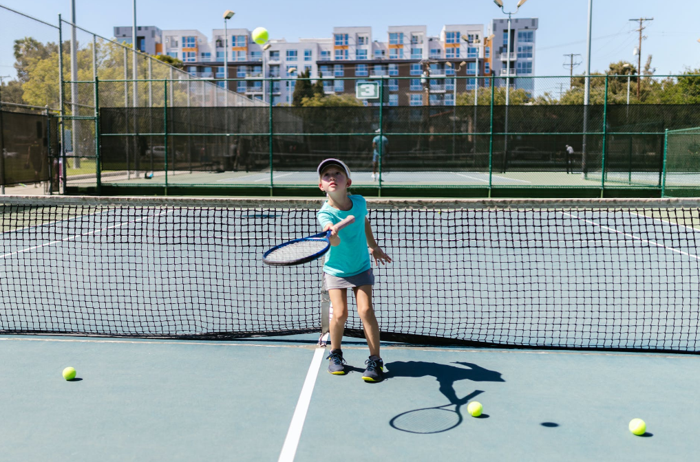 北京菜户营哪里有学少儿网球的培训机构(打网球对眼睛有好处吗)