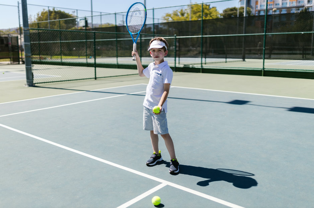 成都网球培训学校网球培训机构(初学者如何选择网球)