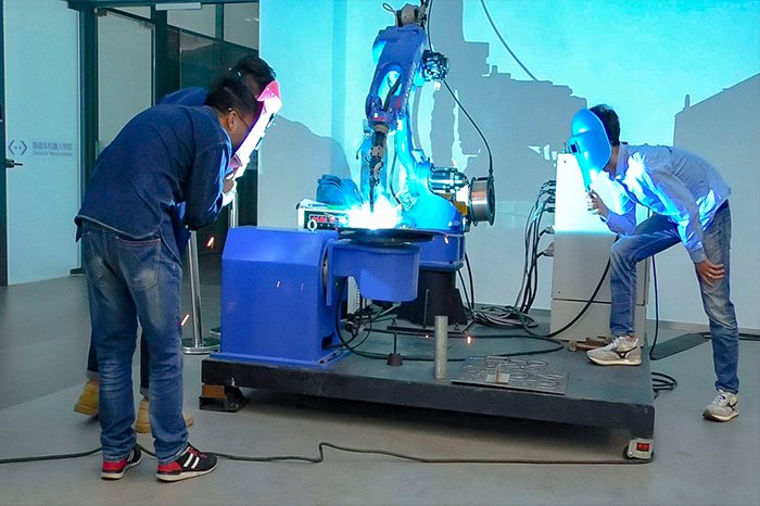 上海工业机器人培训收费(工业机器人属于高端技术)