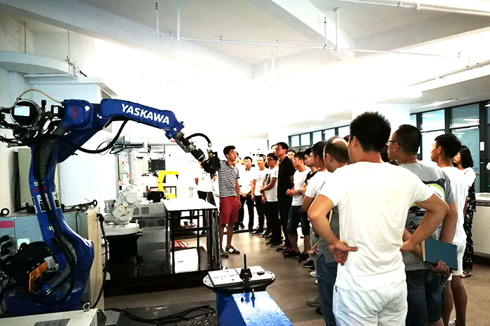 上海工业机器人编程调试维护培训(工业机器人和现代传统工业)
