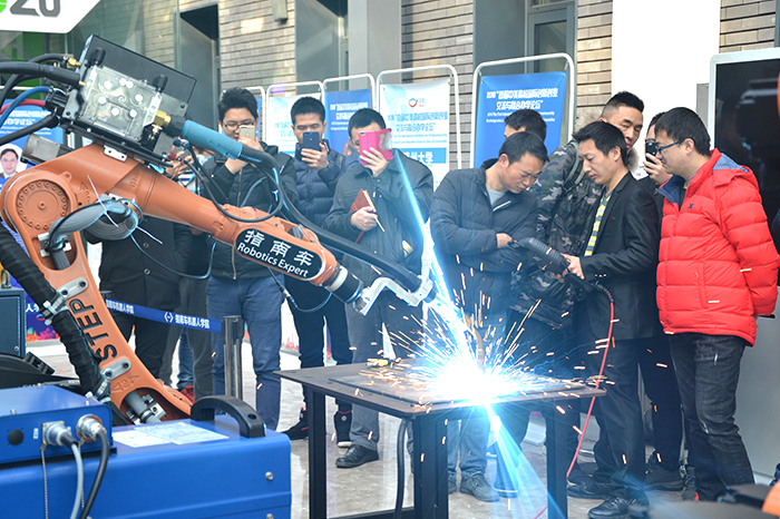 上海工业机器人培训哪家(工业机器人和人工不同)