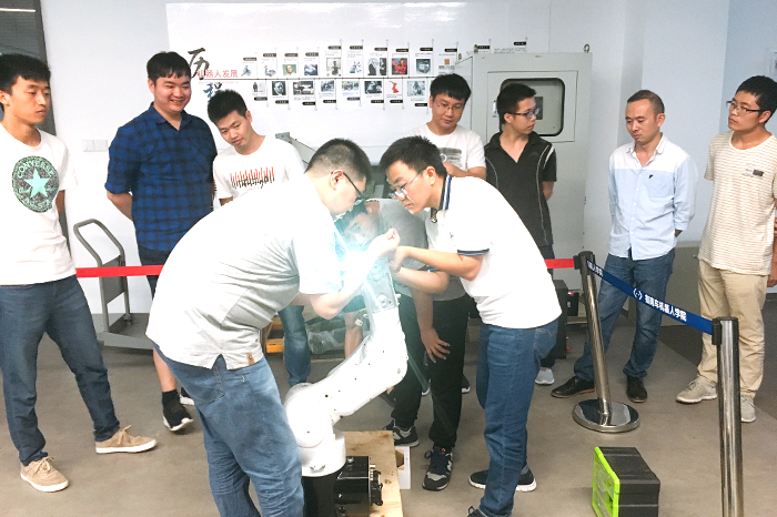 上海技校工业机器人培训(如何上手工业机器人)