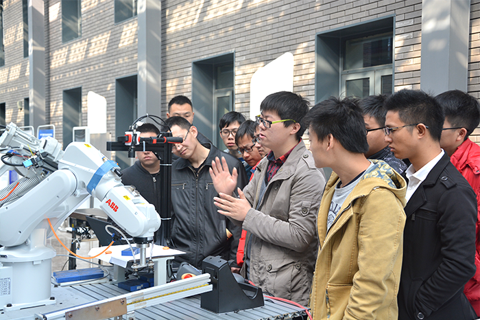 上海工业焊接机器人培训(工业机器人和现代传统工业)