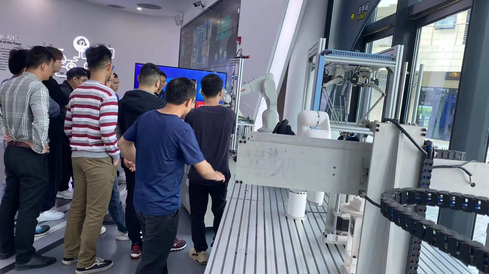 上海工业机器人培训机构在哪(工业机器人的学习中需要实操)
