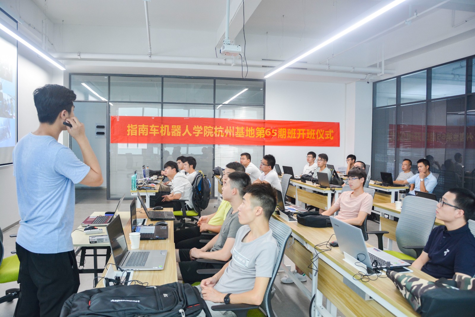 阳江十大焊接机器人培训中心排名(学工业机器人要多久)