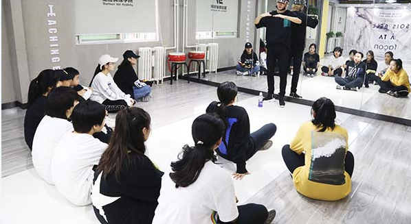 北京香山哪里有学街舞考级的培训机构(爵士舞起腿部动作)