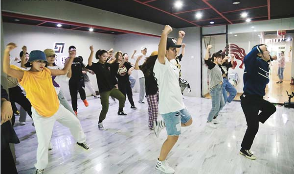北京成人爵士舞培训中心哪个比较好(以动作为标准街舞分类)