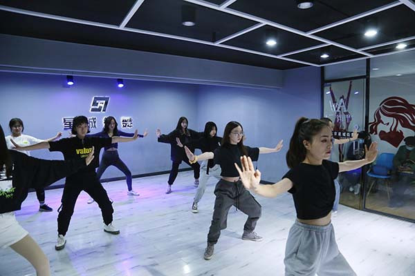 北京街舞培训班报名(学习街舞有技巧吗)