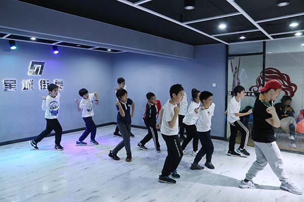 北京军博哪里有学街舞考级的培训班(视频学习如何入门爵士舞)