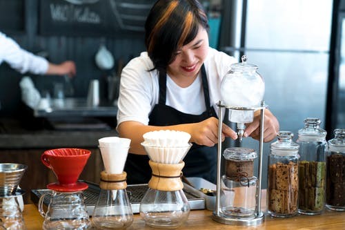 广州越秀东风奶茶饮品培训班哪家比较好(咖啡师赚钱吗)