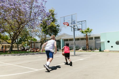 郑州儿童篮球练习(少儿学篮球要学多久)