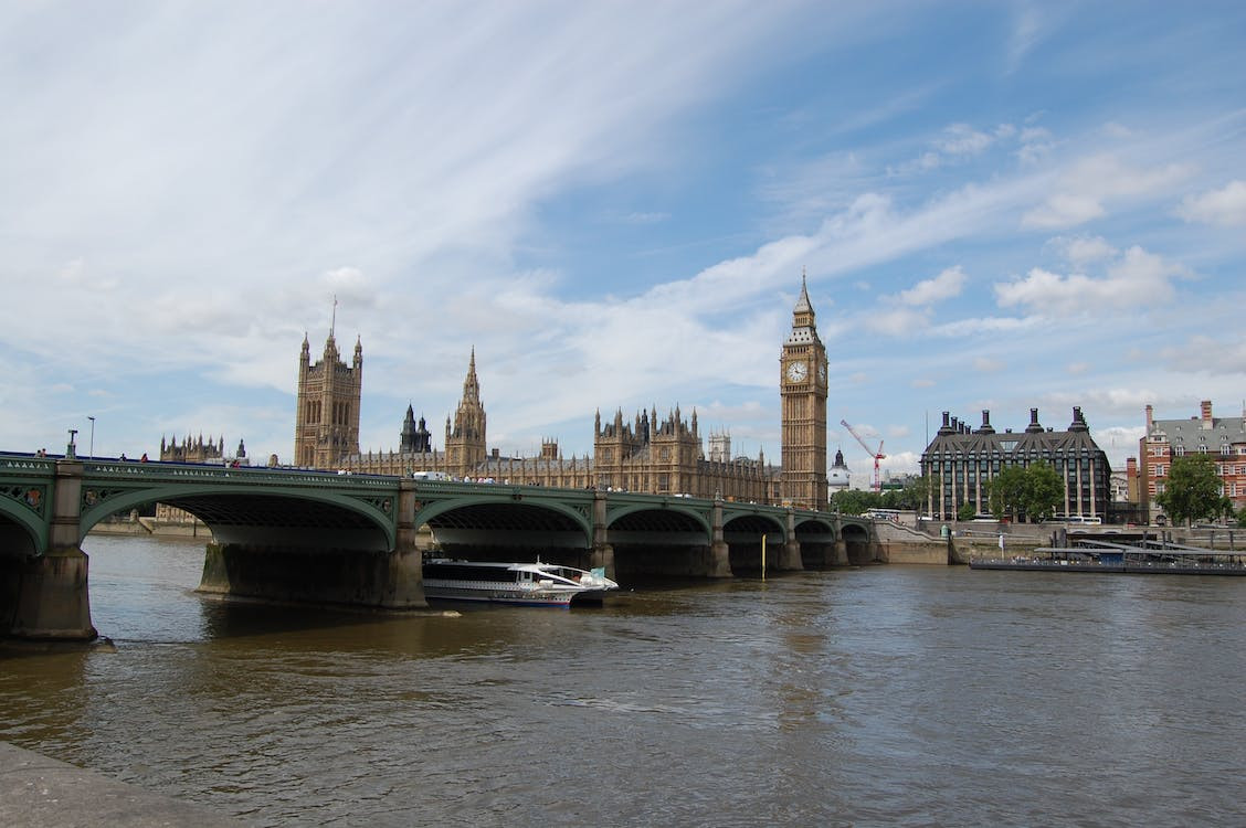 昆明英国留学中介排名【精选机构】(英国留学三大新趋势)